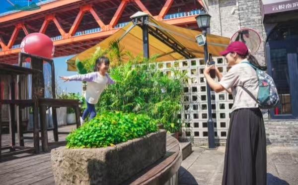 市民在老街拍照留影。龍門浩老街供圖