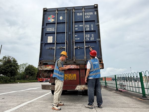 工作人員檢查集裝箱箱況。渝新歐（重慶）供應鏈管理有限公司供圖