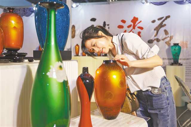 10月1日，重慶國際會議展覽中心（南坪），第十四屆重慶文博會暨WB文博動漫節現場，不少市民、游客正在參觀。記者 尹詩語 攝/視覺重慶