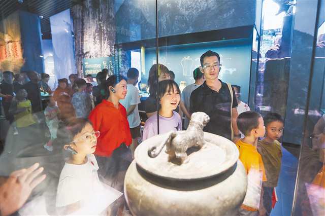 珍貴的文物吸引了不少市民游客前來參觀。