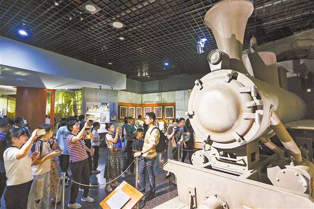 市民游客在工業展品前拍照留念。本組圖片由記者尹詩語攝/視覺重慶