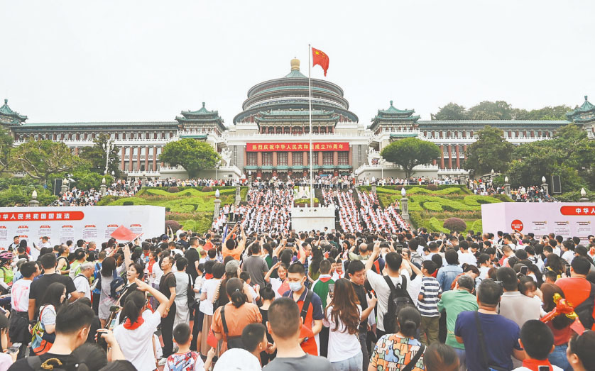 十月一日，重慶人民廣場舉行國慶升旗儀式。記者 鄭宇 攝\視覺重慶