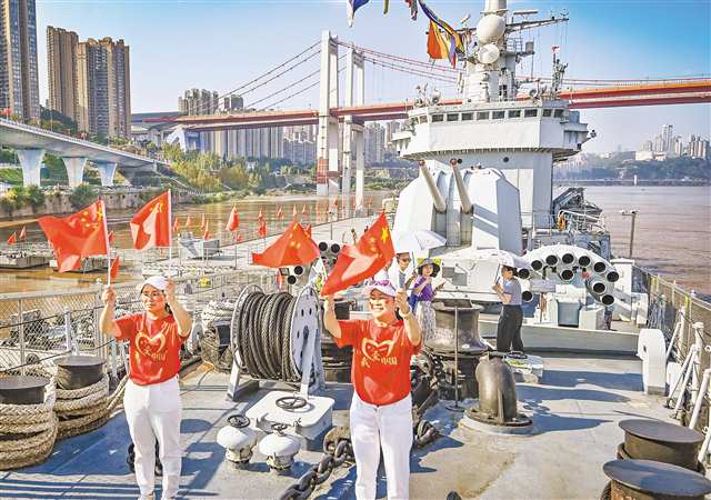 10月1日，重慶建川海疆博物館景區，游客們正在原海軍166艦上拍照打卡。記者 鄭宇 攝/視覺重慶