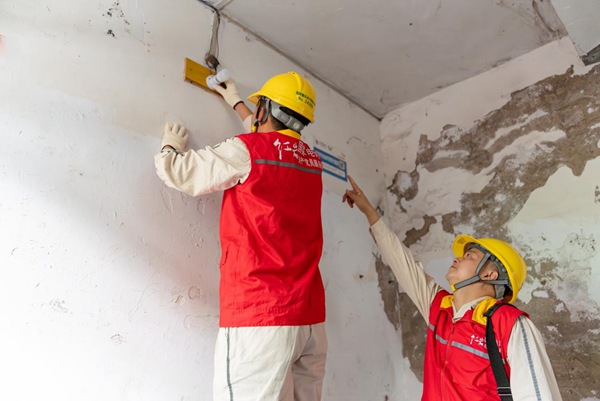 電力人員對老舊小區開展安全檢查。國網重慶永川供電公司供圖