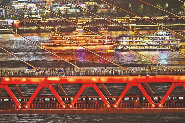 十月三日，千廝門大橋繼續封橋寵粉，讓游客盡情打卡游覽觀光。特約攝影 郭旭\視覺重慶