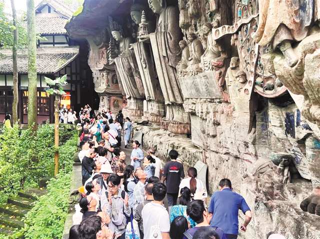 國慶期間，游客參觀大足石刻寶頂山景區的華嚴三圣。（受訪單位供圖）