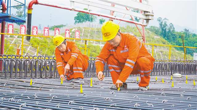 10月5日，西渝高鐵合川東制梁場，工人們正綁扎預制箱梁鋼筋。通訊員 冉杰 攝/視覺重慶