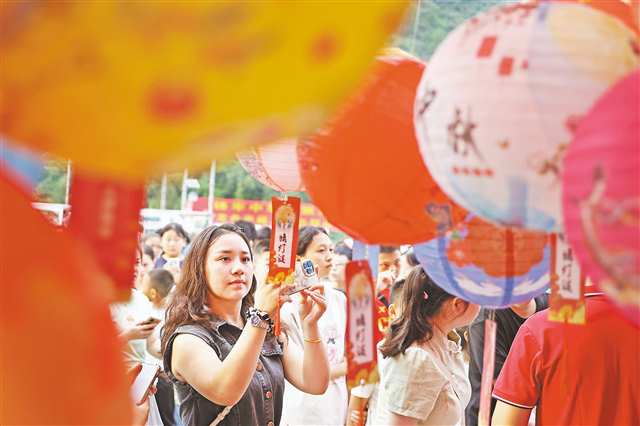 10月6日，彭水縣郁山鎮，村民和游客正在參加猜燈謎活動。特約攝影 趙勇/視覺重慶