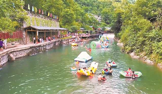 游客打卡亢谷景區。（受訪者供圖）