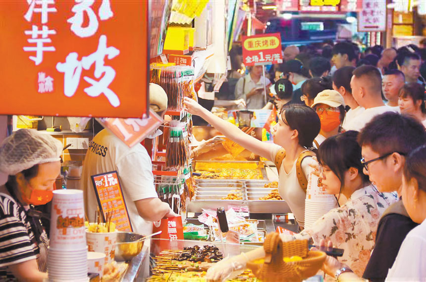 國慶中秋假期，觀音橋好吃街人流如織。（受訪者供圖）