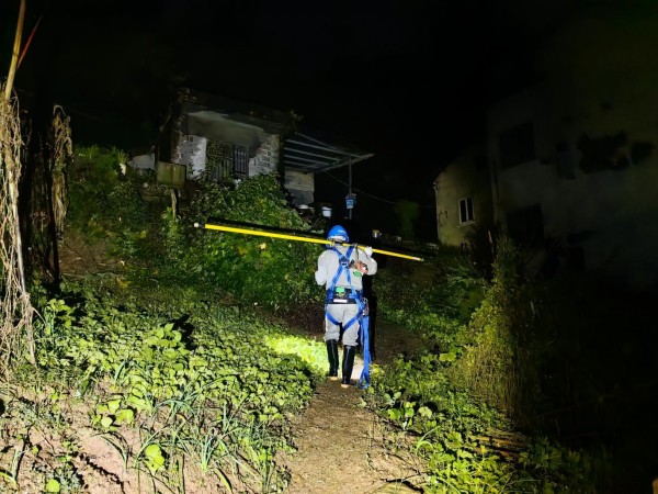 搶修隊伍在夜色中奔赴故障現場。國網城口供電公司供圖