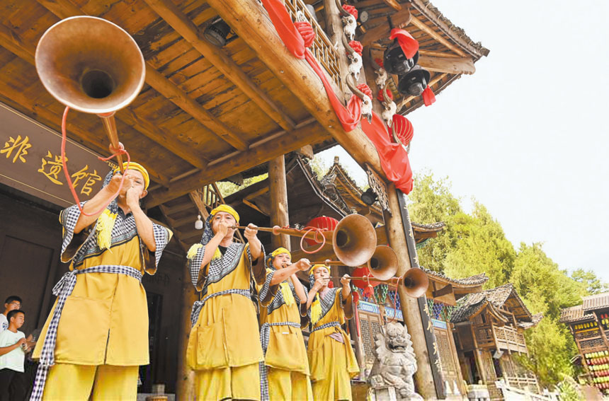 十月五日，酉陽縣酉州古城景區推出土家擺手舞等非遺項目表演，讓市民游客感受傳統文化魅力。特約攝影 邱洪斌\視覺重慶