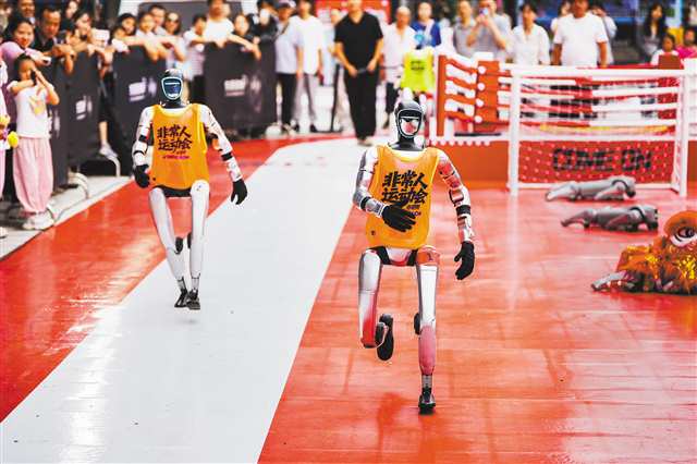 10月2日，南岸區南濱路東原1891，機器人正在進行跑步比賽。特約攝影 郭旭/視覺重慶
