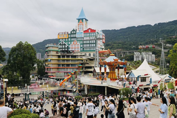 美心紅酒小鎮人氣火爆。景區供圖