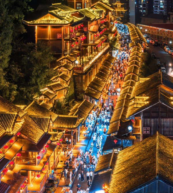 10月5日，酉州古城人氣爆棚，酉陽桃花源文旅集團供圖