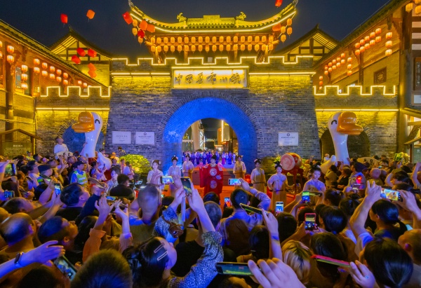 夏布小鎮游人如織。榮昌區委宣傳部供圖