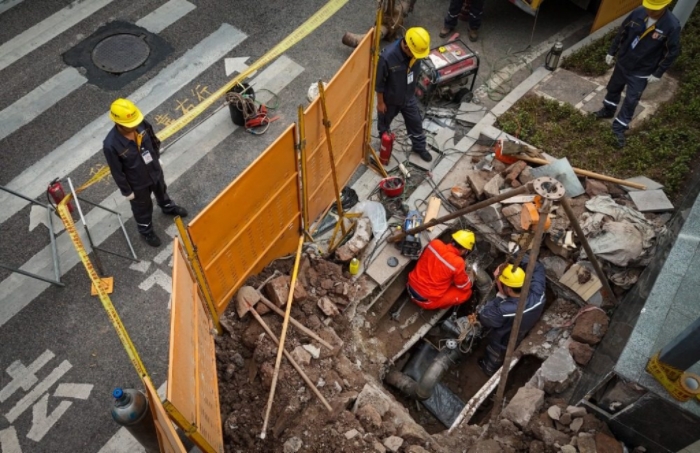 近日，大渡口區鋼花路，重慶燃氣集團大渡口分公司生產運行科搶險班正在作業。記者 張錦輝 攝/視覺重慶
