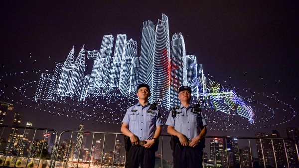 民警在南濱路執勤。南岸區公安分局供圖