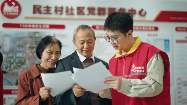 國網重慶市區供電公司員工正在民主村向居民宣講安全用電事項。秦雪攝