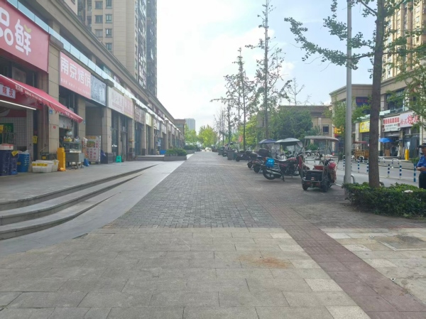 整治后的博才路金科空港城段寬敞明亮。越薪攝