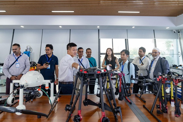 外賓們參觀何濤工匠工作室。國網重慶永川供電公司供圖