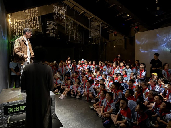 樹人小學學子沉浸觀劇。紅巖文旅供圖