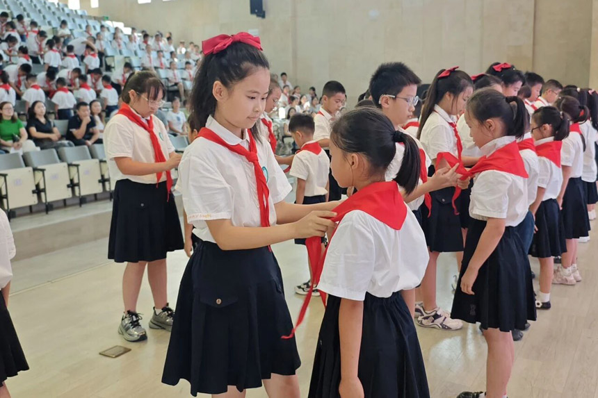 佩戴紅領巾。學校供圖
