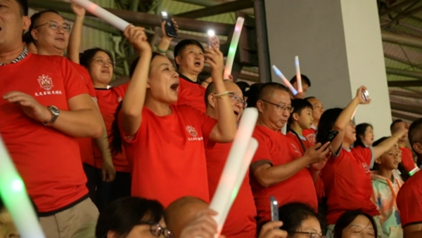 看臺球迷熱情高漲。大足區委宣傳部供圖