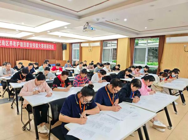 理論考試。重慶市一福養老發展中心供圖