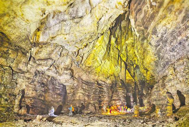 地質工作人員在南川的次生淋濾型石膏溶洞內勘查。通訊員 唐湛 甘昊旻 攝/視覺重慶