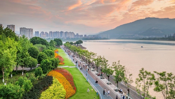 市民在湖畔納涼健身。開州區融媒體中心供圖