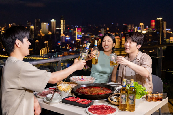 重慶啤酒成為重慶人餐桌上的?？?。重慶啤酒供圖