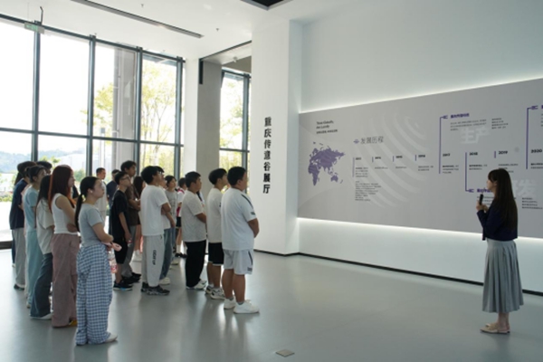 高校畢業生參觀傳音智匯園區。渝北區人力資源和社會保障局供圖