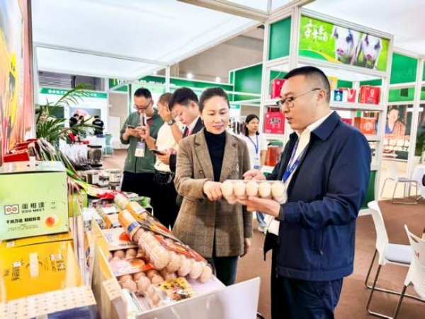 市民在選購榮昌農產品。榮昌區融媒體中心供圖