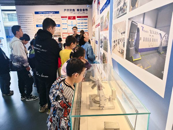 孩子們興趣濃厚?；顒又鬓k方供圖