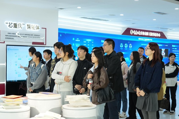 高校畢業生們走進重慶日報報業集團。渝北區人力社保局供圖