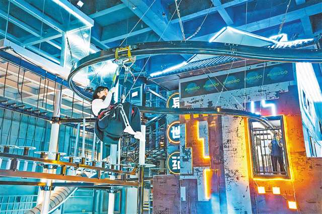 10月14日，“種草官”們在反鼓異世紀里體驗空中游玩項目。記者 李雨恒 攝/視覺重慶