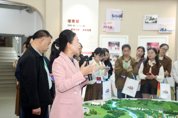 賴天利介紹特色課程文化。曾英豪攝