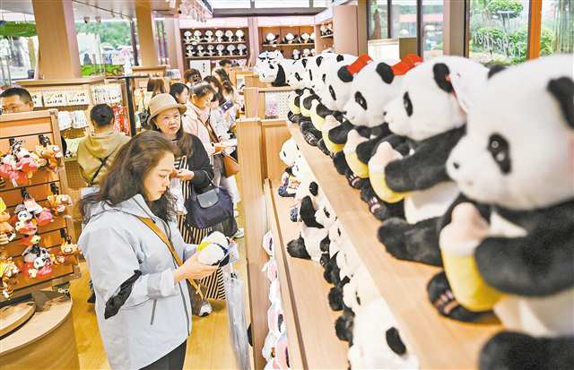 十月二十日，重慶動物園，游客在“蟲動市集”選購文創產品。記者 張錦輝 攝\視覺重慶