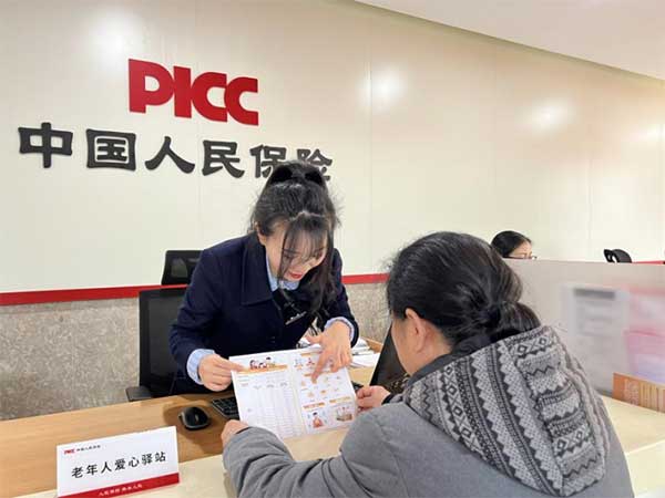 設置老年人專屬綠色服務窗口。人保財險重慶分公司供圖