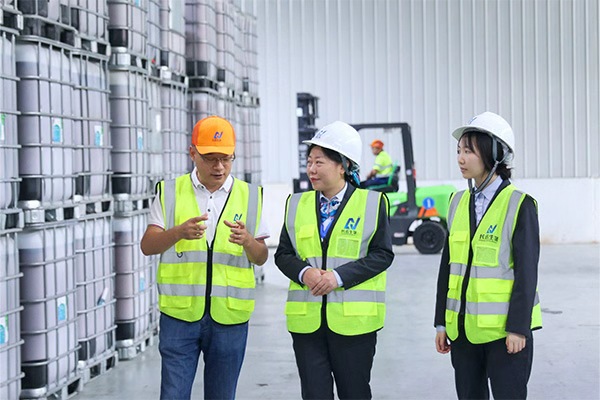 高波為銀行工作人員介紹企業情況。向詩佳攝