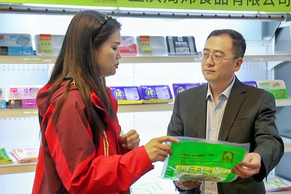 農行工作人員深入了解企業產品結構。向詩佳攝