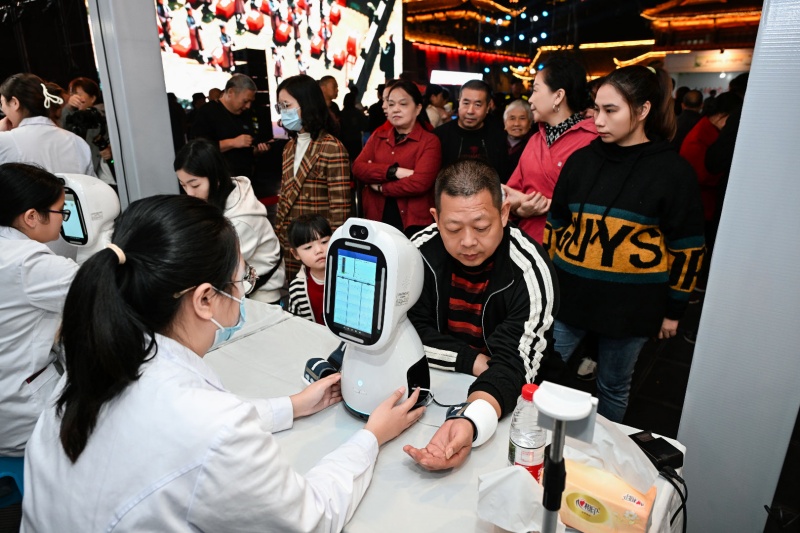 市民現場體驗中醫智能機器人脈診。主辦方供圖