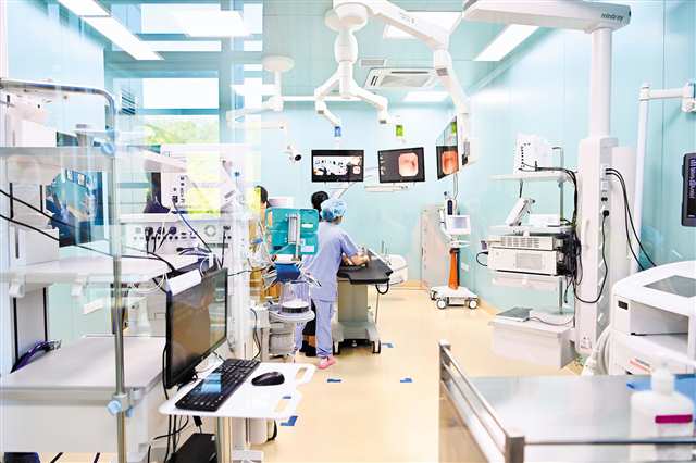 十月二十二日，重慶醫科大學附屬第一醫院金山院區，數智化一站式5D呼吸介入示范手術室投用。記者 齊嵐森 攝\視覺重慶