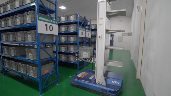 物資取貨機器人平穩運送物資。國網重慶永川供電公司供圖