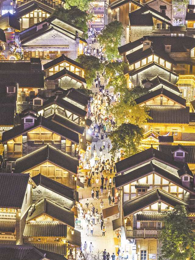 夜色中的十八梯傳統風貌區。（本報資料圖片）記者 尹詩語 攝/視覺重慶