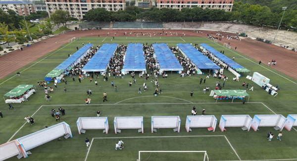 雙選會現場。譚啟進攝