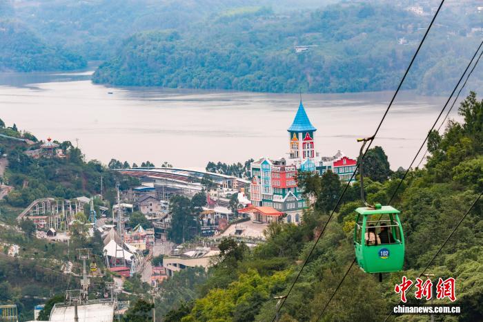 圖為沿江小鎮現平湖美景。邱政霖 攝
