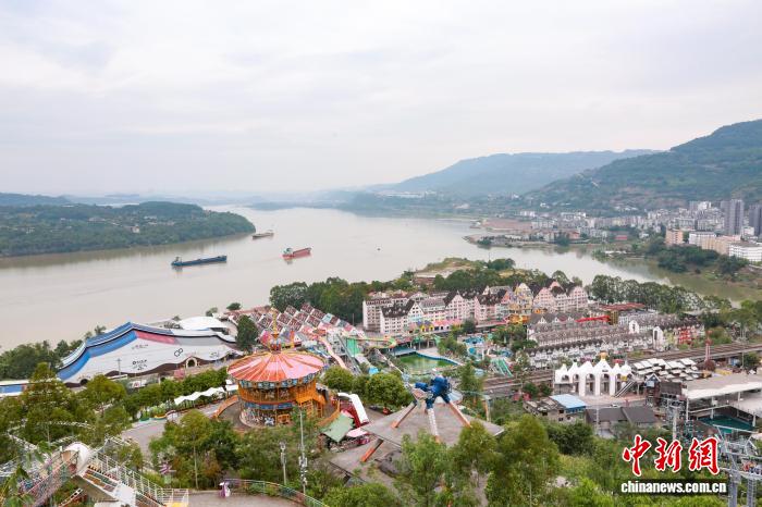 圖為沿江小鎮現平湖美景。邱政霖 攝