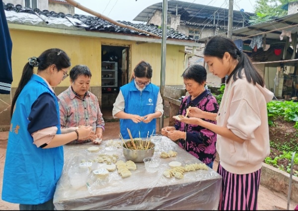 一起包餃子。重慶市一福養老發展中心供圖